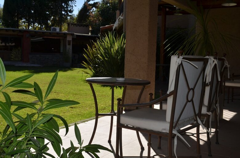 Hotel Lares De Chacras