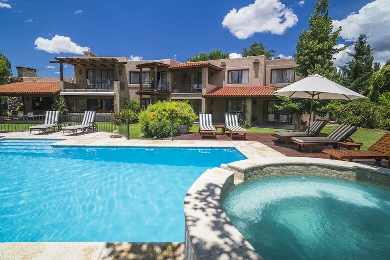 Hotel Lares De Chacras