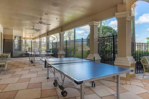 Beautiful Large Pool Area 6 Bedroom Home! Home