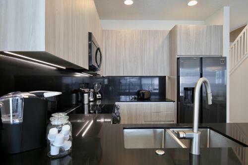 Great 4 Bedroom Townhouse In Hidden Forest, With Private Pool!