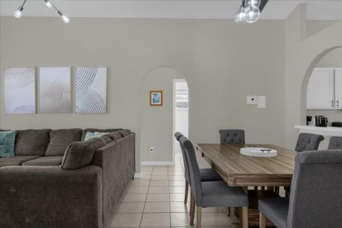 3 Bedrooms - 2 Bathrooms - Indian Creek 2559 Bc