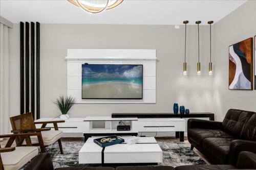 6 Bedrooms - 5 Bathrooms - Paradise Palms 8941 Cp