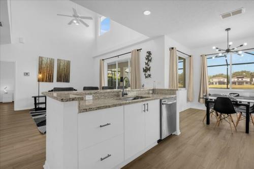 5 Bedrooms - 3,5 Bathrooms - Sunset Lakes 2943 Sv