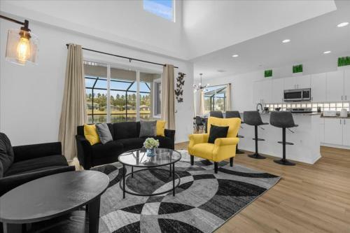 5 Bedrooms - 3,5 Bathrooms - Sunset Lakes 2943 Sv