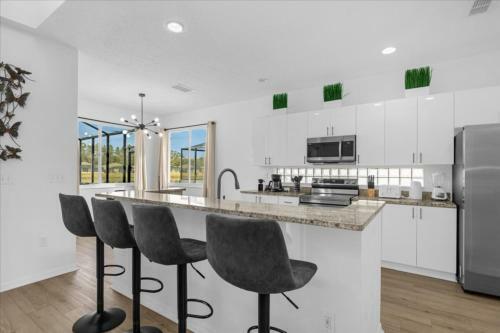 5 Bedrooms - 3,5 Bathrooms - Sunset Lakes 2943 Sv