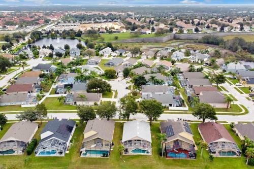 Star Lake Oasis - 4 Bed Family Pool Home