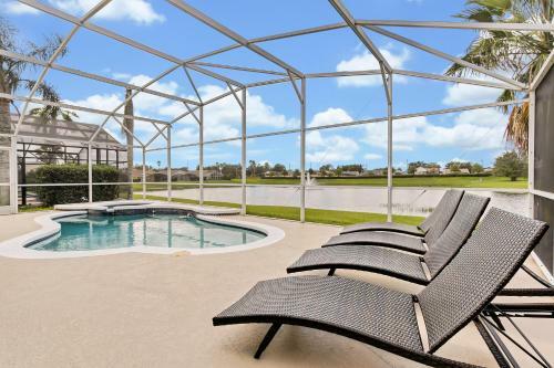 Star Lake Oasis - 4 Bed Family Pool Home