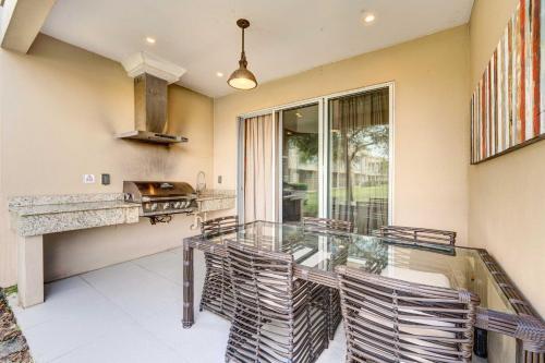 Modern Townhome With Patio Less Than 2 Mi To Disney!