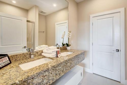 Modern Townhome With Patio Less Than 2 Mi To Disney!