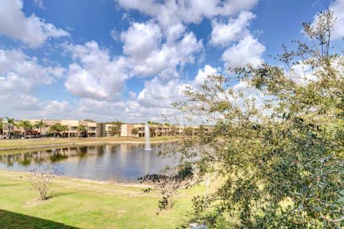 Modern Townhome With Patio Less Than 2 Mi To Disney!