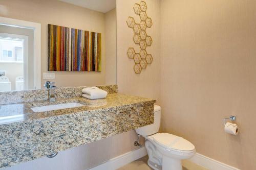 Modern Townhome With Patio Less Than 2 Mi To Disney!