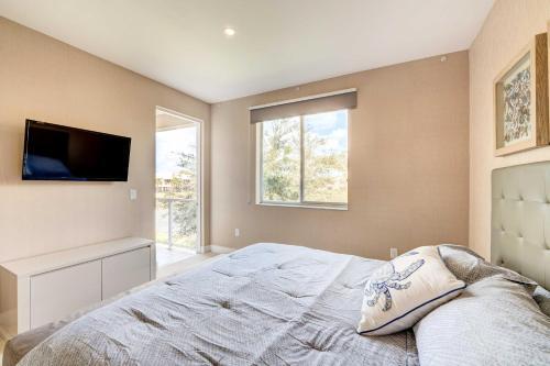Modern Townhome With Patio Less Than 2 Mi To Disney!