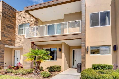 Modern Townhome With Patio Less Than 2 Mi To Disney!