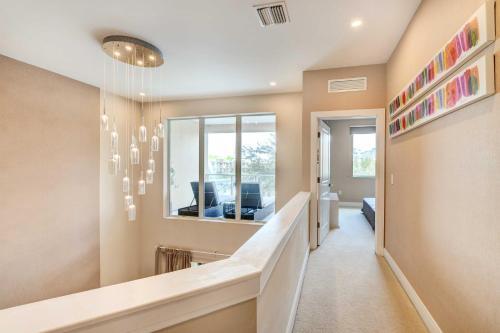 Modern Townhome With Patio Less Than 2 Mi To Disney!