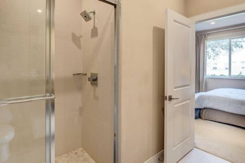Modern Townhome With Patio Less Than 2 Mi To Disney!