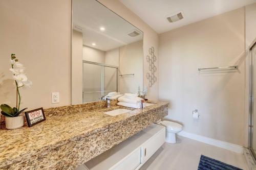 Modern Townhome With Patio Less Than 2 Mi To Disney!