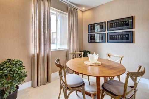 Modern Townhome With Patio Less Than 2 Mi To Disney!
