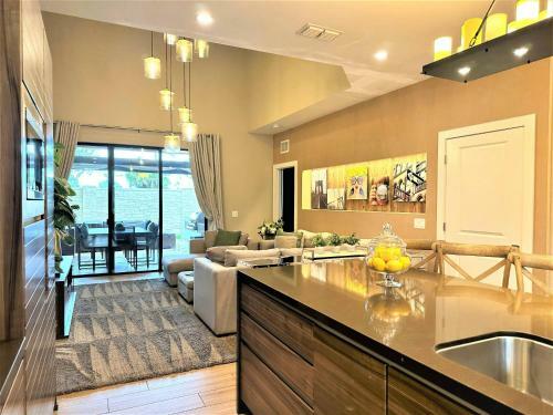 Modern 4 En Suites W Private Hot Tub Bbq Grill