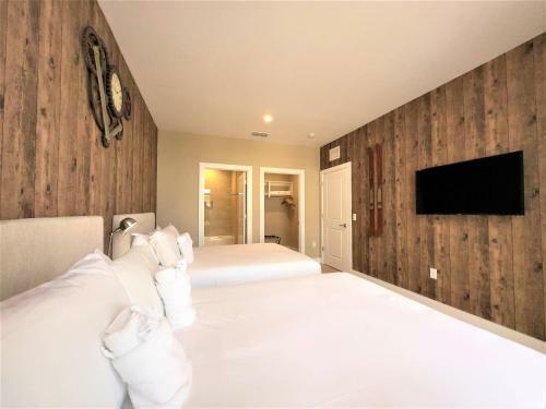 Modern 4 En Suites W Private Hot Tub Bbq Grill
