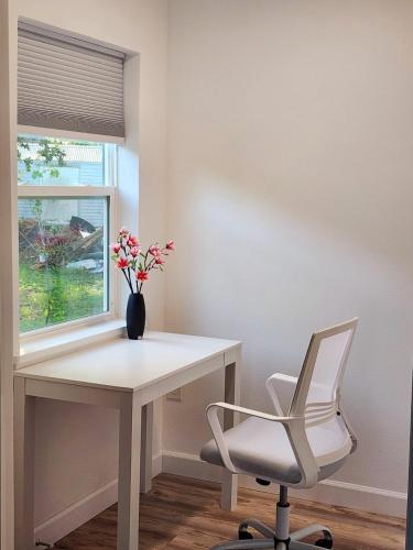 Spacious Bedroom With Private Workspace, Ensuite Bathroom - Room# 1 In Shared House