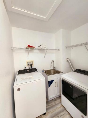 Spacious Bedroom With Private Workspace, Ensuite Bathroom - Room# 1 In Shared House