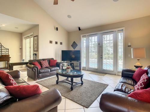 Villa Fantastic 7 Bed 6 Bath In Prestigious Gated Comm.