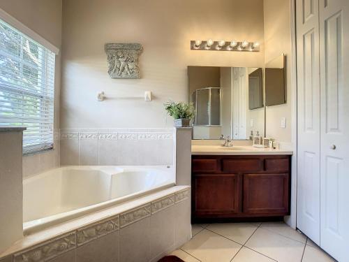 Villa Fantastic 7 Bed 6 Bath In Prestigious Gated Comm.