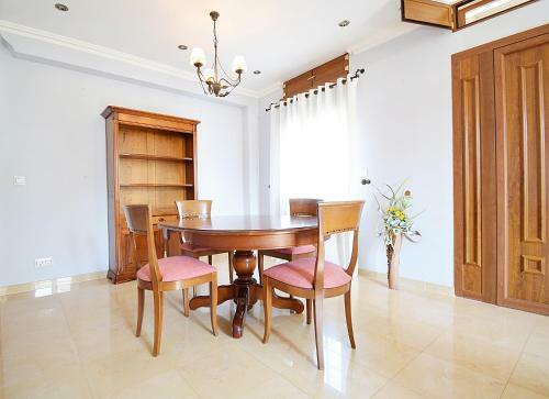 Casa Con Precioso Jard�n En Vilanova de Arousa