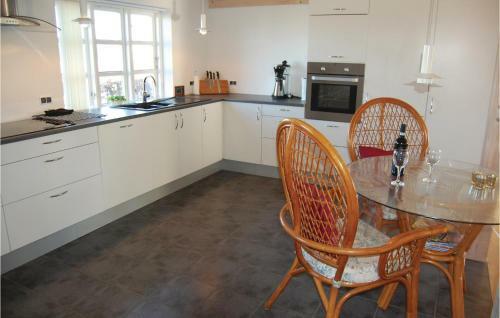 Holiday Home 2 Tv�rvej
