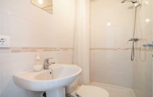 Stunning Apartment In Torrox With Wifi And 3 Bedrooms