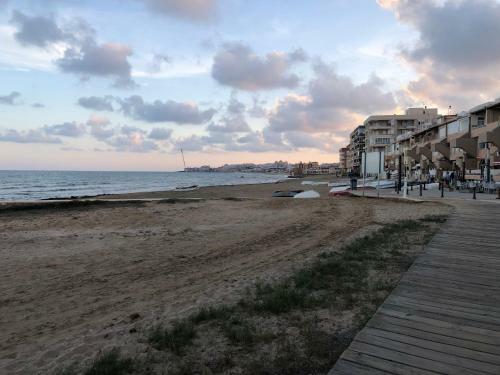�mplio Apartamento Playa La Mata Torrevieja