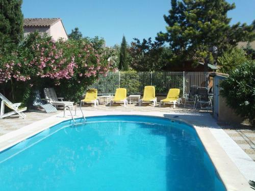 La Maison D � C�t�