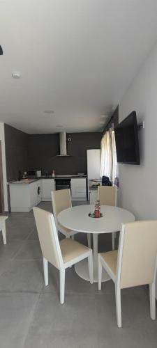 Sue�a Toledo