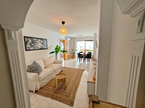 Beach Apartment With Balcony, AC & Pool By Limonero
