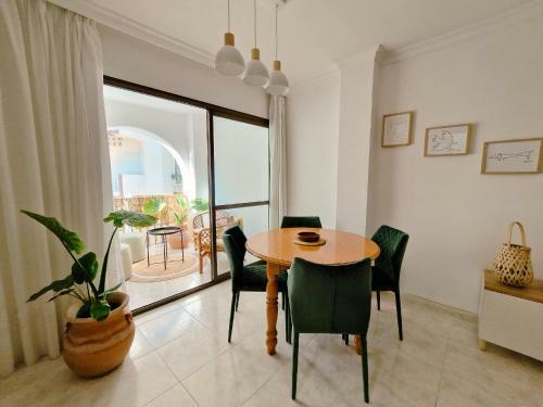 Beach Apartment With Balcony, AC & Pool By Limonero