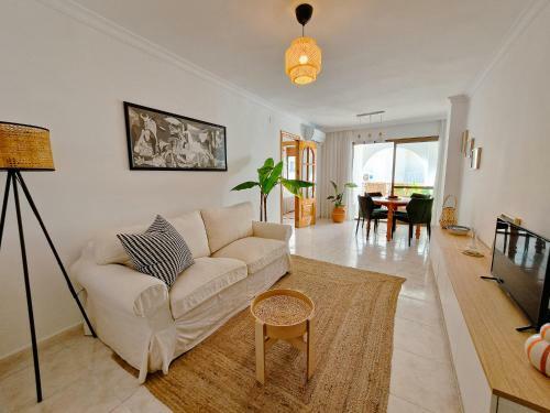 Beach Apartment With Balcony, AC & Pool By Limonero