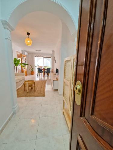 Beach Apartment With Balcony, AC & Pool By Limonero