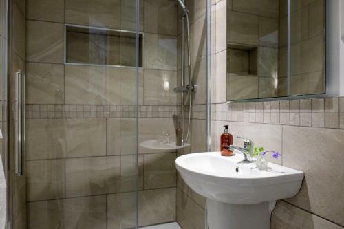 Hostal Elm House