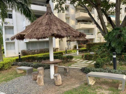 Apartamento En Condominio Lujoso de San Jer�nimo.