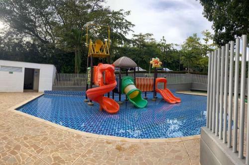 Apartamento En Condominio Lujoso de San Jer�nimo.