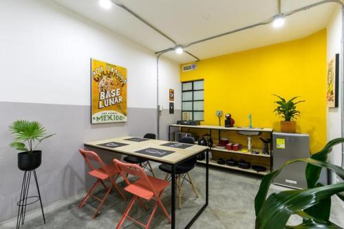 Apartamento Studios Amarillo-morado-ocre