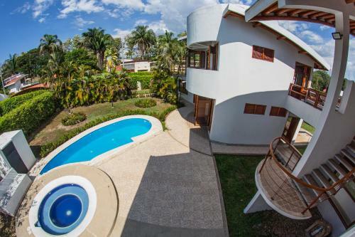 Hermosa Casa Con Piscina En Carmen De Apical�