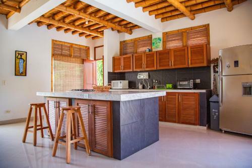 Hermosa Casa Con Piscina En Carmen De Apical�