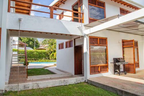 Hermosa Casa Con Piscina En Carmen De Apical�