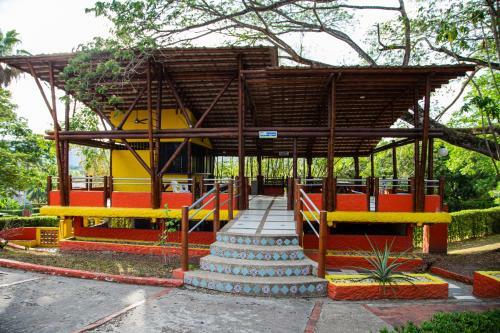 Hermosa Casa Con Piscina En Carmen De Apical�