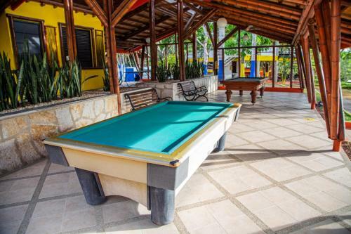 Hermosa Casa Con Piscina En Carmen De Apical�