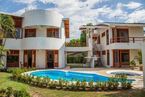 Hermosa Casa Con Piscina En Carmen De Apical�