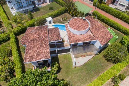 Hermosa Casa Con Piscina En Carmen De Apical�