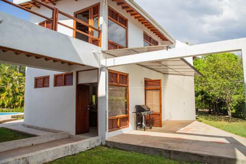 Hermosa Casa Con Piscina En Carmen De Apical�