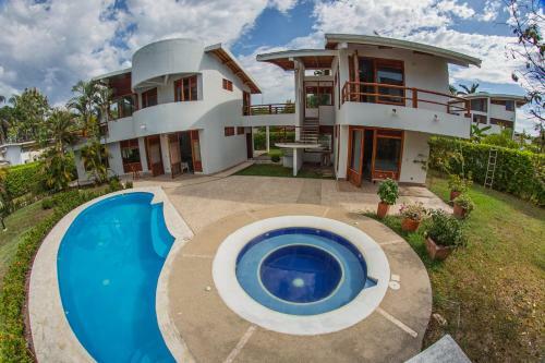 Hermosa Casa Con Piscina En Carmen De Apical�